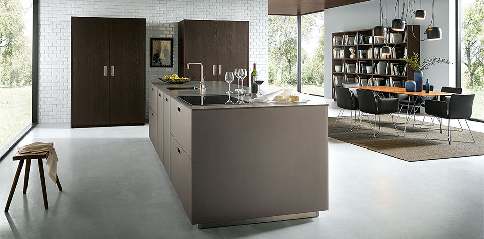 People have always been fascinated by glass. Transparent and at the same time hard and robust ... One advantage in the kitchen: glass is exceedingly hygienic and easy to clean. What‘s more, glass has a unique surface with a precious matter shimmer instead of strongly contrasting light reflexes. It all appears a little quieter and more subdued.